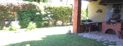 Oberer Stock eines Zweifamilienhauses mit Garten